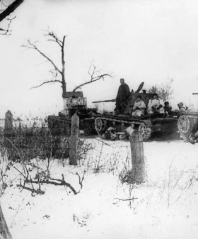 Танки Т-26 выходят на штурм Красного Села. Январь 1944 г. Фотограф Е. Ф. Эварт. ЦГАКФФД СПб. Ар 174506