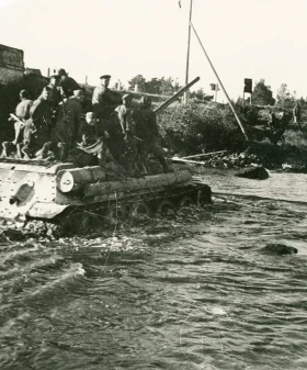 Танки Т-34 с мотострелковым десантом на пути к Выборгу. Лето 1944 г. Фотограф Б. П. Кудояров. РМИ