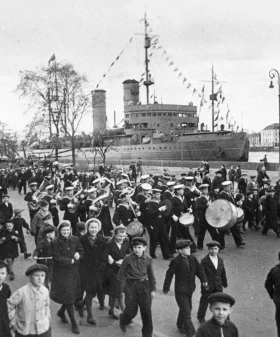 Ленинградцы на Адмиралтейской набережной в День Победы. 9 мая 1945 г. ЦГАКФФД СПб. Ар 182043