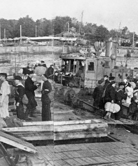 Эвакуация гражданского населения из Кронштадта. Н.П. Янов Июль 1942 г. Центральный военно-морской музей. Санкт-Петербург. КП ФГ О-23639/2.
                                                            