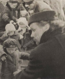 Е.Т. Федорова, заместитель председателя Ленгорисполкома, среди эвакуированных детей, которым помогают сесть на пароход. 1942 г. ЦГАКФФД СПб. Фотоальбом ПР 85. сн. 67.
                                                            