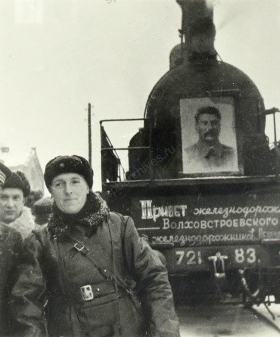 Прибытие первого поезда в Ленинград на Финляндский вокзал, справа фотограф А.И. Бродский. 1943 г. ЦГА СПб. Ф. 9631. Оп. 1. Д. 42. Л. 11, 11об.
                                                            