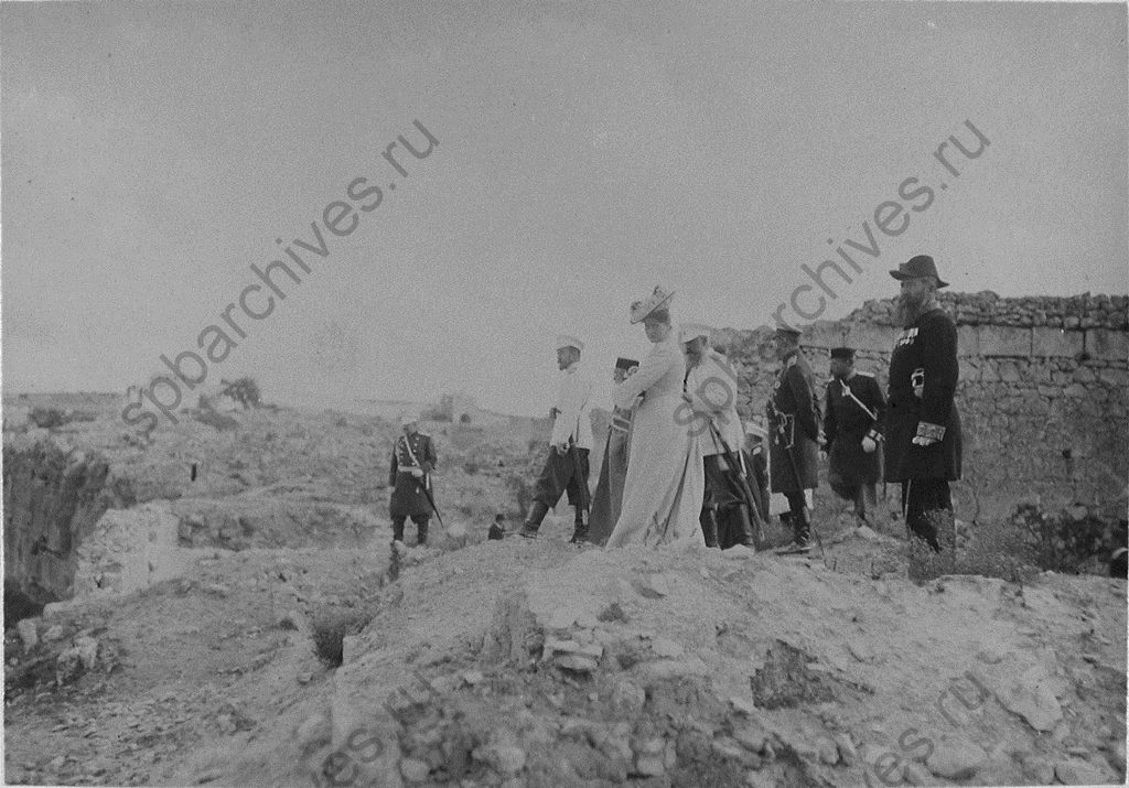 Император Николай II, императрица Александра Федоровна и сопровождающие их лица осматривают развалины древней крепости в Чуфуи-Кале (места жительства крымских караимов). 1902. Автор съемки М. Протопопов. ЦГАКФФД СПб
