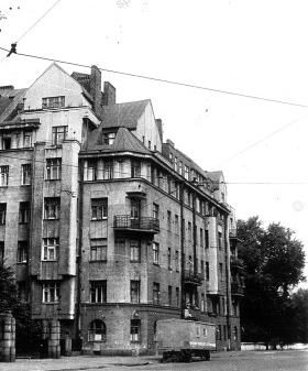 Комплекс жилых домов Греческого пр., д. 12, лит. А. Фасады. 1994 г. Автор фотографии неизвестен. Из коллекции КГИОП.
                                                    