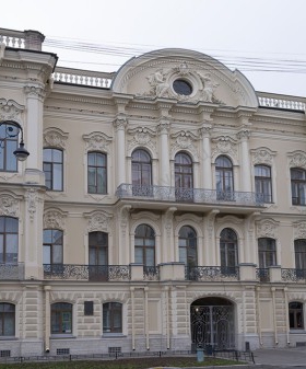 Современный вид здания. Фрагмент. 2023 г. Автор фотографии: А. М. Сильников. Из коллекции ЦГАНТД СПб.
                                                    