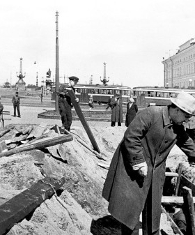 Жители Ленинграда на строительстве противовоздушных щелей-укрытий на площади Жертв Революции. Июль 1941 г. Ленинград. Автор съемки: Чертов Григорий (Гирш) Ильич. ЦГАКФФД СПб. Оп. 1Ар-6. Ед. хр. 8673.
                                                    