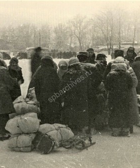 Первый день эвакуации ленинградцев. 25 января 1942 г. Центральный музей Великой Отечественной войны 1941 — 1945 гг. НВ-27527. ВХ-06101/1222.