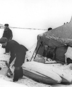 Палатка медицинского пункта первой помощи на льду Ладожского озера (37 ОДЭБ). 1942 г. ЦГАКФФД СПб. Фотодокументы. Оп. 1АР-133. Ед. хр. 179231.