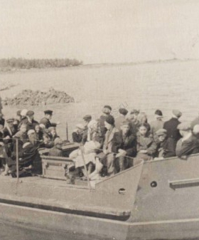Группа эвакуируемых на тендере, вышедшем в Ладожское озеро. 1942 г. ЦГАКФФД СПб. Фотоальбом Пр. 85. Сн.13.