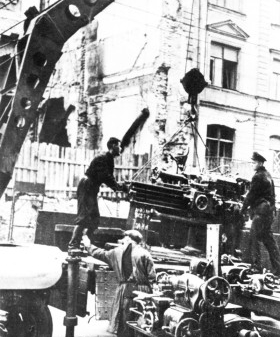 Эвакуация оборудования завода «Геологоразведка». 1942 г. ЦГАКФФД СПб. Ар. 14750.