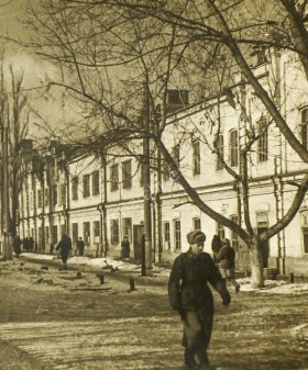 Общежитие студентов Ленинградского государственного университета в г. Саратове на Цыганской улице. 1942−1944 гг. Музей истории СПбГУ.