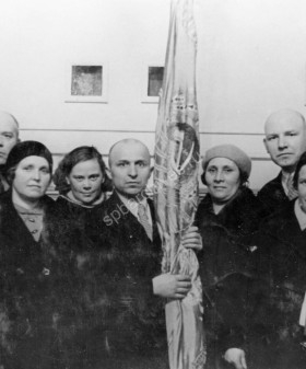 Фотография директора Ленинградского зоосада М.А. Никонова с сотрудниками. 1940 г. Из фондов архива Ленинградского зоологического парка.