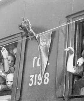 Возвращение ленинградских детей из г. Кирова домой. 1945 г. ЦГАКО. Фотофонд. Оп. 18. Д. 18.