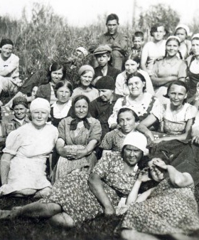 Сотрудники ленинградских детских домов № 37 и № 47, эвакуированных в 1942 г. в деревню Боровушки Кемеровской обл. 1943 г. Государственный музей Санкт-Петербурга, Санкт-Петербург. КП 448221.