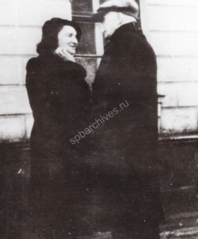 А.А. Ахматова и академик В.Ф. Шишмарев. Ташкент. 1942 г. Санкт-Петербургское государственное бюджетное учреждение «Музей «Анна Ахматова. Серебряный век». КП 3358/2.