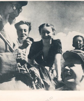 Г.С. Уланова с Джамбулом Джабаевым, Ф.М. Эрмлером, С.М. Эйзенштейном. Г. Алма-Ата. 1943 г. ЦГАЛИ СПб. Ф. 166. Оп. 1. Д. 426. Л. 12.
