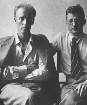 Композитор Д.Д. Шостакович (справа) с дирижером Е.А. Мравинским. Новосибирск. 1942 г. ЦГАКФФД СПб. Гр. 79254.