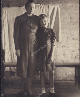 Мария Алексеевна Волкова с дочерью Людмилой в эвакуации. 1943 г. Из собрания Военно-исторического музея артиллерии, инженерных войск и войск связи, Санкт-Петербург. Ф. 52Р. Оп. 6. Д. 11. Л. 3.