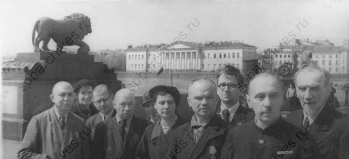 Сотрудники учреждений Академии наук СССР, награжденные орденами и медалями: (слева направо) Р.И. Каплан-Ингель, уполномоченный Института этнографии, В.С. Мошкова, старший научный сотрудник; В. Манилов, уполномоченный Института литературы; М. Федосеев, начальник административно-хозяйственного управления Академии наук; П.Г. Спица, заведующий отделом хранения библиотеки; Э.А. Козак, главный библиотекарь; Л.А. Портенко, профессор доктор биологических наук; В. Глинка, старший научный сотрудник; И.Д. Жонголович, кандидат физико-математических наук; И.И. Яковкин, доктор юридических наук. 1944. Автор съемки Г.Ф. Коновалов. ЦГАКФФД СПб