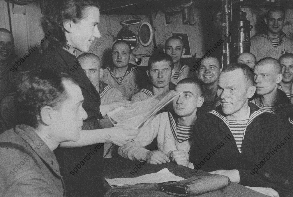 Писатели Е.С. Рысс и В.К. Кетлинская читают свои новые произведения о героической обороне Ленинграда краснофлотцам на борту эсминца «Стойкий». 1942. ЦГАКФФД СПб