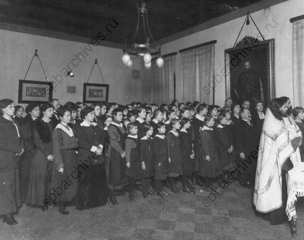 Молебен в женской гимназии. 1913. ЦГАКФФД СПб