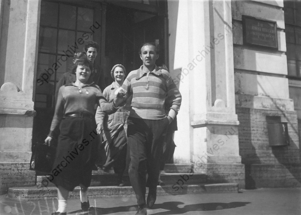 Выпускники 10-го класса 1-й начальной школы Петроградского района. 1935. ЦГАКФФД СПб