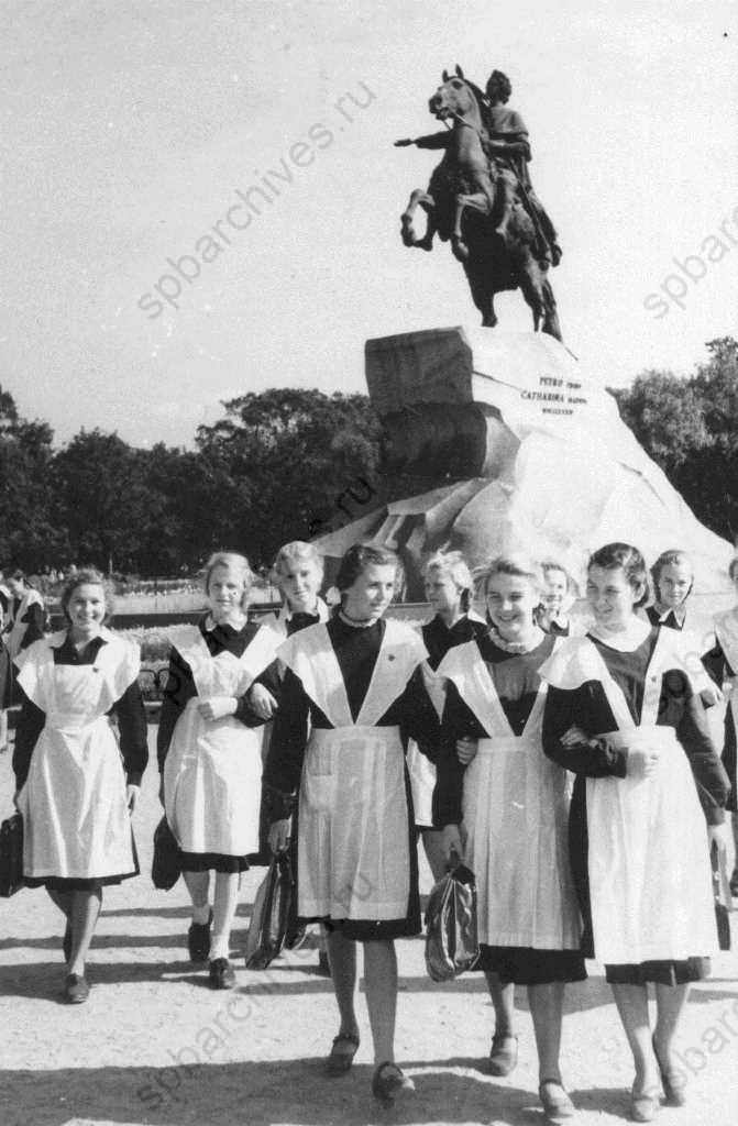 Ученицы 10-го класса 221-й женской средней школы направляются в школу. 1951. ЦГАКФФД СПб