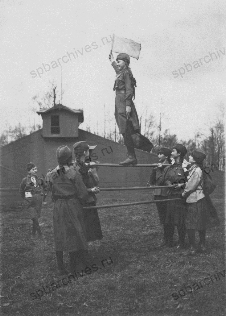 Показательные выступления Петроградской дружины скаутов на стадионе Русско-Азиатского банка на Крестовском острове во время Георгиевского парада. 23 апреля 1917 г. Петроград. Автор съемки Я.В. Штейнберг. ЦГАКФФД