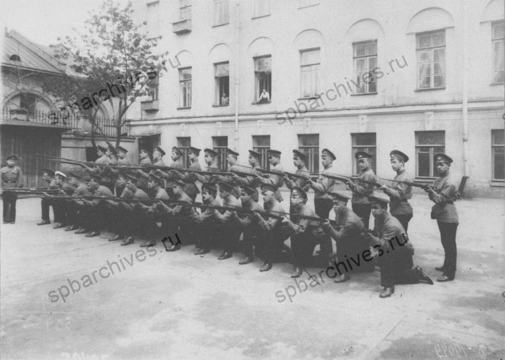 Обучение гимназистов Третьей мужской гимназии военному делу. До 1917 г. Санкт-Петербург. Автор съёмки Я.В. Штейнберг. ЦГАКФФД СПб