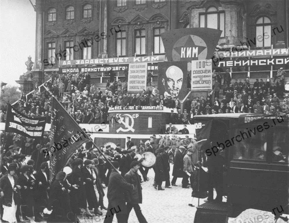 Молодежные колонны проходят мимо трибуны на площади Урицкого в XI годовщину Международного юношеского дня. 6 сентября 1925 г. Ленинград. Автор съёмки неизвестен. ЦГАКФФД СПб