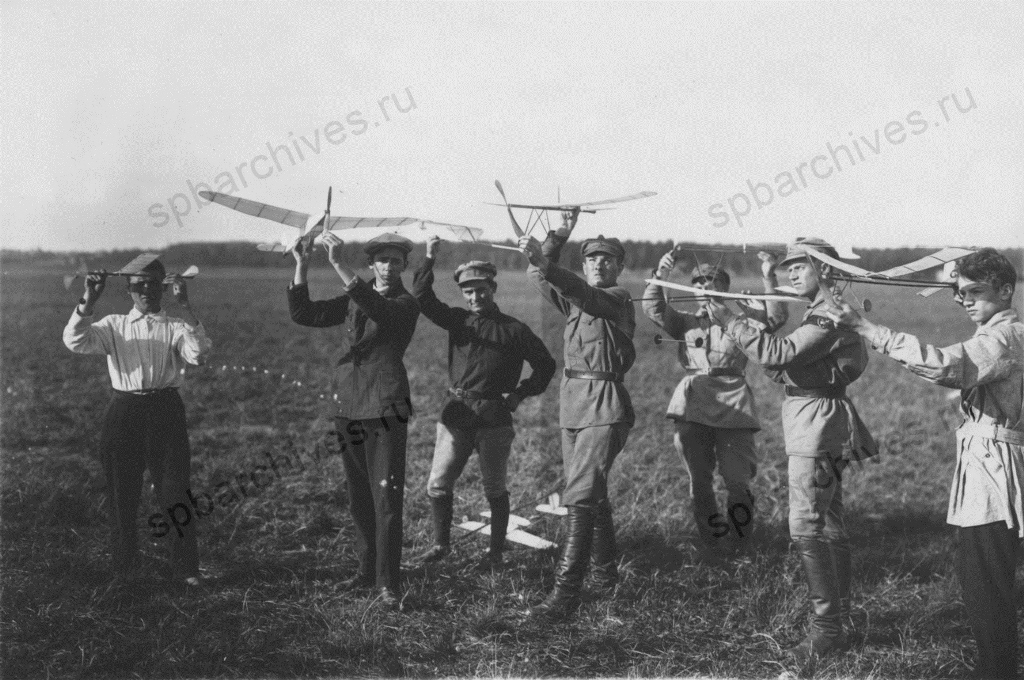 Члены общества «Авиахим» с моделями самолетов на аэродроме. 18 июля 1926 г. Ленинград. Автор съёмки неизвестен. ЦГАКФФД СПб
