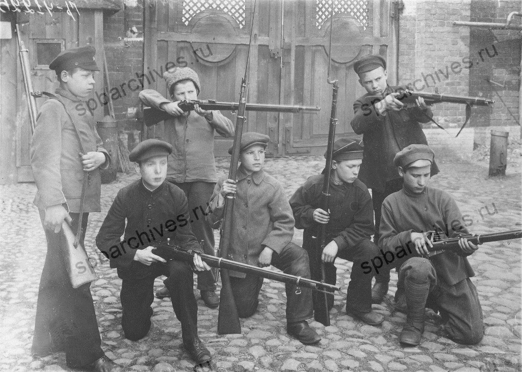 Ученики завода "Вестингауз" на военных занятиях. 1919 г. Петроград. Автор съемки Я.В. Штейнберг. ЦГАКФФД СПб