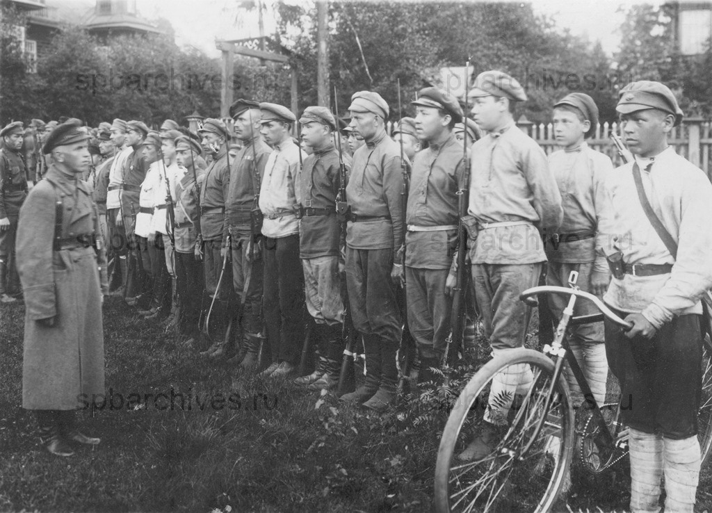 Бойцы особого батальона РКСМ в строю. 1919 г. Шувалово. Автор съемки Я.В. Штейнберг. ЦГАКФФД СПб