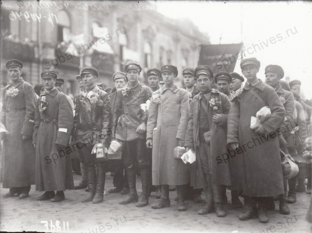 Первый отряд комсомола перед отправкой на польский фронт. 1920 г. Петроград. Автор съемки Я.В. Штейнберг. ЦГАКФФД СПб