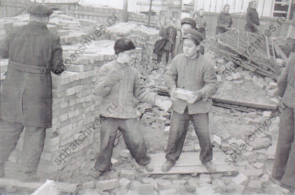Школьники на строительстве дома. 1959 г. Ленинград. Автор съёмки Б.Е. Ритов. ЦГАКФФД СПб