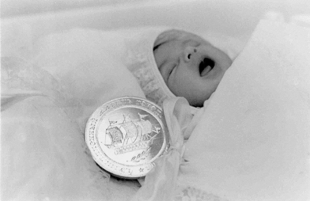 Лена Алексеева – 4500000 житель Ленинграда. Вместе со свидетельством о рождении ребенка родителям передана памятная бронзовая медаль. 1979 г. Автор съемки: Ю. Белинский. ЦГАКФФД СПб.