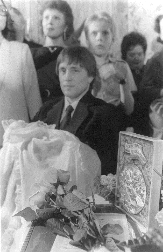 Павел Русаков - 5000000 житель Ленинграда с отцом. На переднем плане – памятная медаль и свидетельство о рождении. 1988 г. Автор съемки: О. Пороховников. ЦГАКФФД СПб.