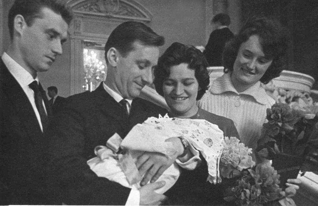 Родители с новорожденным после регистрации. 1965 г. Автор съемки Г.И. Чертов. ЦГАКФФД СПб. Родители с новорожденным после регистрации. 1965 г. Автор съемки Г.И. Чертов. ЦГАКФФД СПб.