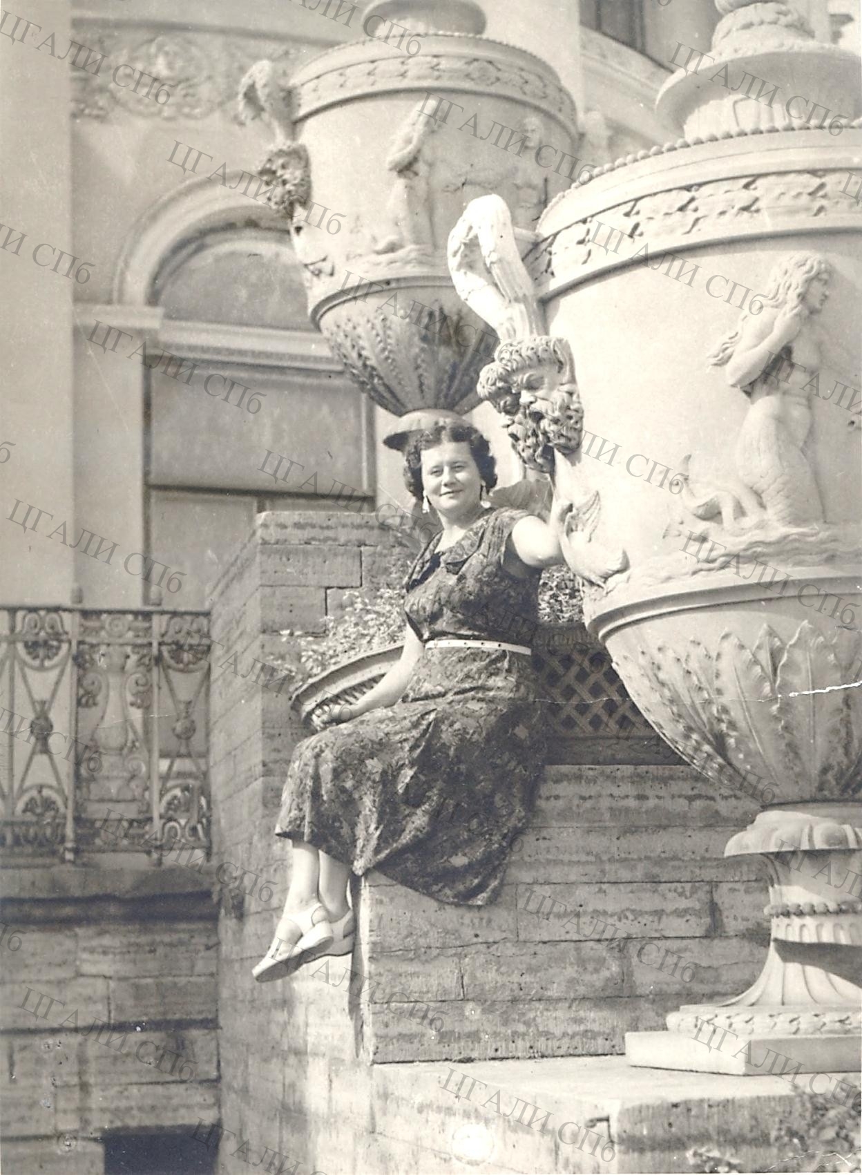 М.З. Тарановская у ротонды Елагина дворца. [1950-е гг.]
