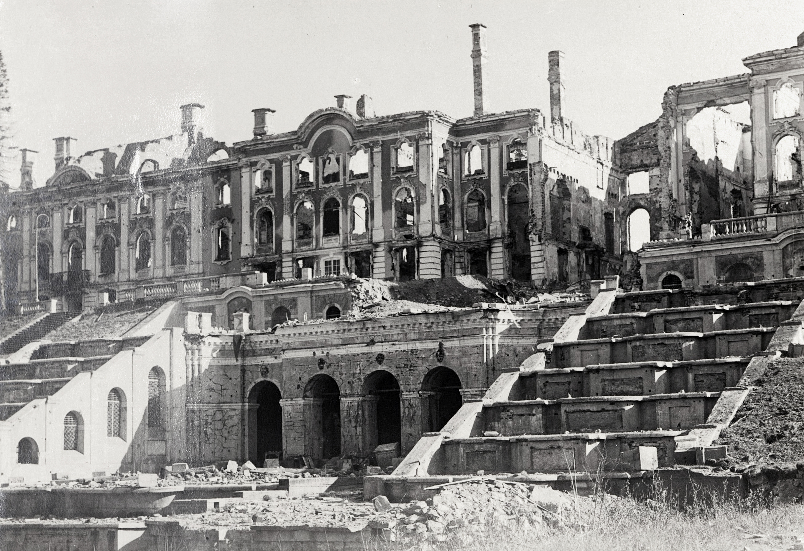 Суть времени петербург. Большой дворец 1944 Петергоф. Большой дворец в Петергофе после войны. Петергоф 1945. Разрушенный немцами Петергоф.