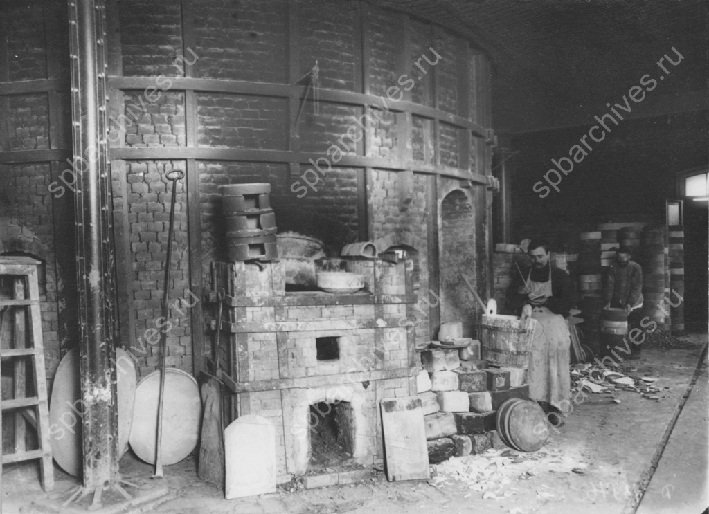Вид горна для обжига фарфора в мастерской Императорского фарфорового завода. 1913 г. Санкт-Петербург. Фотография ателье Буллы. ЦГАКФФД СПб. Д 13976