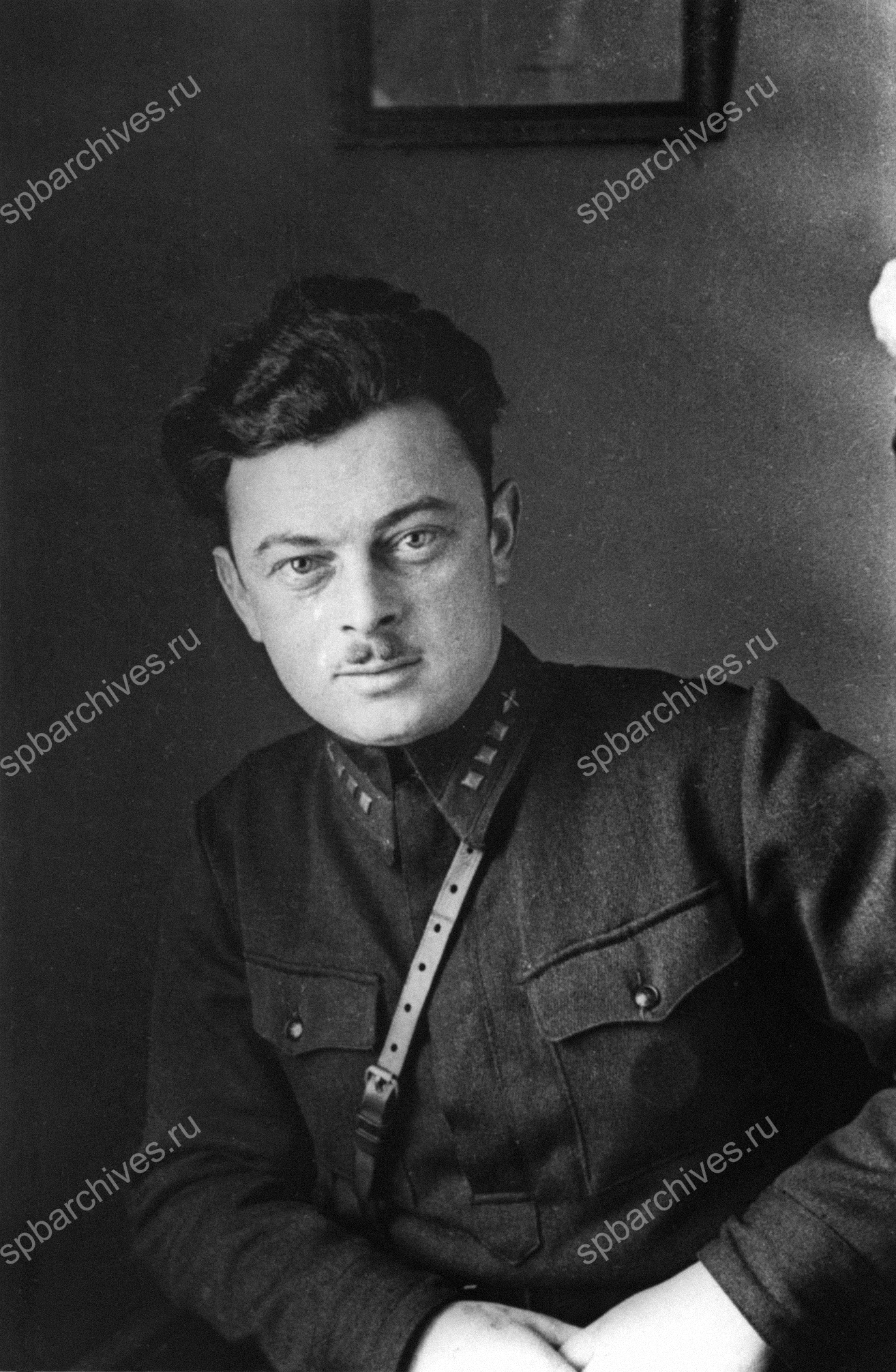 Инструктор-литератор газеты «Защитник Родины» 5-й смешанной авиадивизии, политрук Л.И. Айзенштейн (А. Громов). Август 1941 г. Ленинградский фронт. Автор съемки Л.И. Айзенштейн (А. Громов). ЦГАКФФД СПб. Ар 90721.