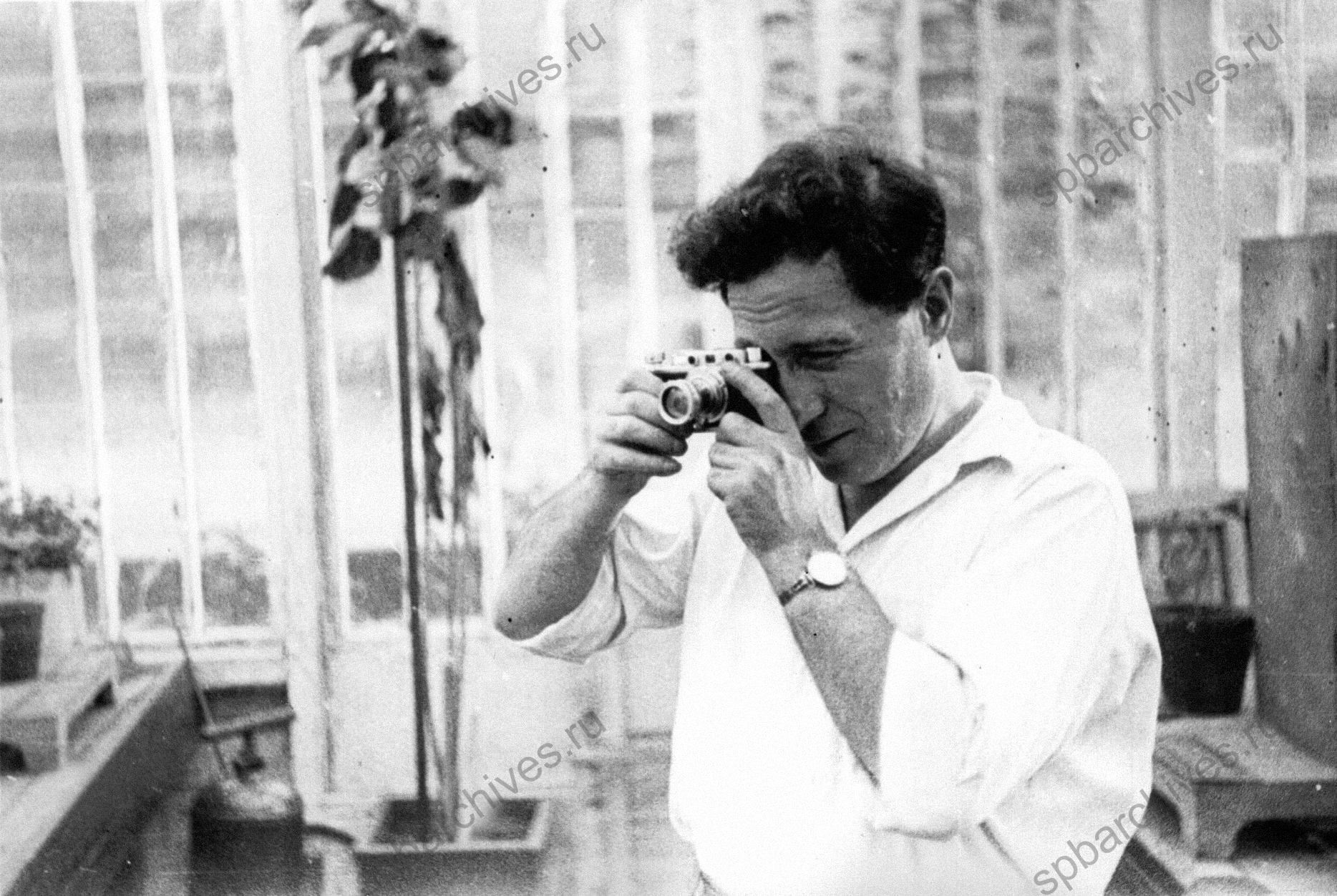 Фоторепортёр М.А. Мицкевич за съёмкой. [1938 г.]. Ленинград. Автор съемки С.Д. Лаптев. ЦГАКФФД СПб. Ар 202704.