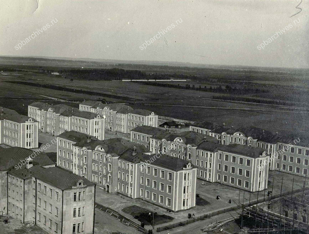 Строительство больницы им. Петра Великого: закладка фундаментов (1909), вид построенных корпусов (1914), монтаж отопительного котла (2 апреля 1914 г.). ЦГА СПб. Ф. 2875. Оп. 1. Д. 91. Л. 2-4.