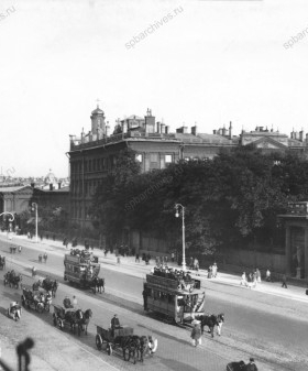 Конка у Аничкова дворца на Невском проспекте. 1900-1903 гг. Санкт-Петербург. Фотография ателье Буллы. ЦГАКФФД СПб. Е. 16172.