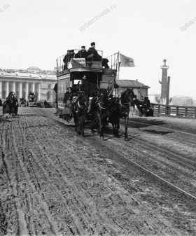 Конка на Дворцовом мосту. Начало 1900-х гг. Санкт-Петербург. Автор съемки Булла Карл Карлович. ЦГАКФФД СПб. Г. 6895.