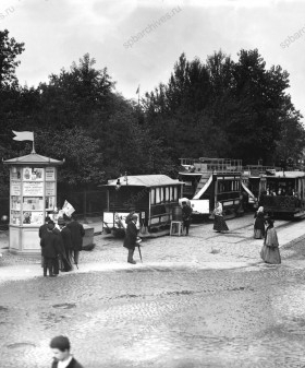 Конки у Александровского сада. 1903 г. Санкт-Петербург. Фотография ателье Буллы. ЦГАКФФД СПб. Д. 13017.