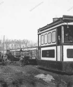 Рабочие у паровика-локомотива. До 1914 г. Санкт-Петербург. Фотография ателье Буллы. ЦГАКФФД СПб. Г. 7303.