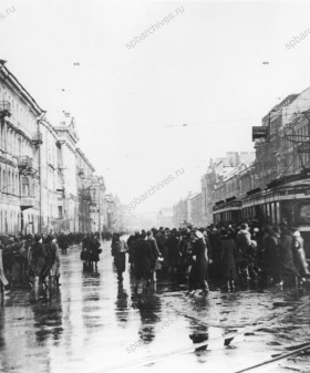 Трамвай на остановке на Невском проспекте. 9 марта 1944 г. Ленинград. Автор съемки Лосин Борис Семенович (Соломонович). ЦГАКФФД СПб. Ар. 9976.