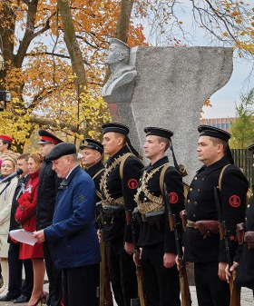 Торжественное мероприятие у памятника, посвящённого петергофскому десанту, высадившемуся 5 октября 1941 г. в Петергофе около Нижнего парка. МО г. Кронштадт, 2021 г.